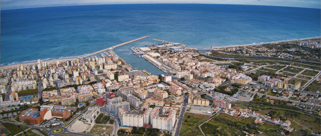 Vista aérea de la Safor, con puerto y edificios cercanos al mar.