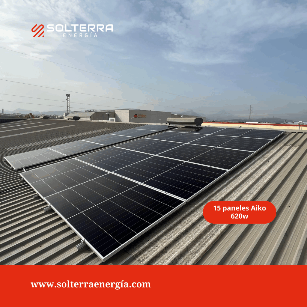 Paneles solares instalados en el techo de una nave industrial