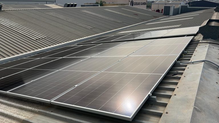 Paneles solares instalados en el techo de una nave industrial en Miramar